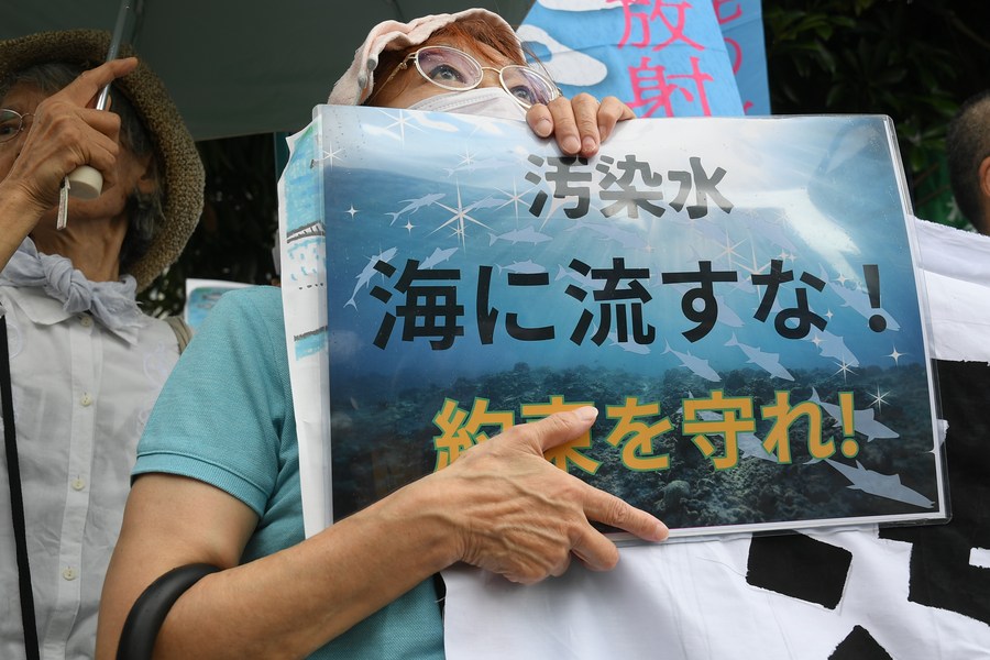 Personas se reúnen para protestar por la decisión irresponsable del Gobierno japonés de comenzar a liberar aguas residuales contaminadas con sustancia nuclear frente a la residencia oficial del primer ministro japonés, en Tokio, Japón, el 22 de agosto de 2023. (Xinhua/Feng Wuyong)