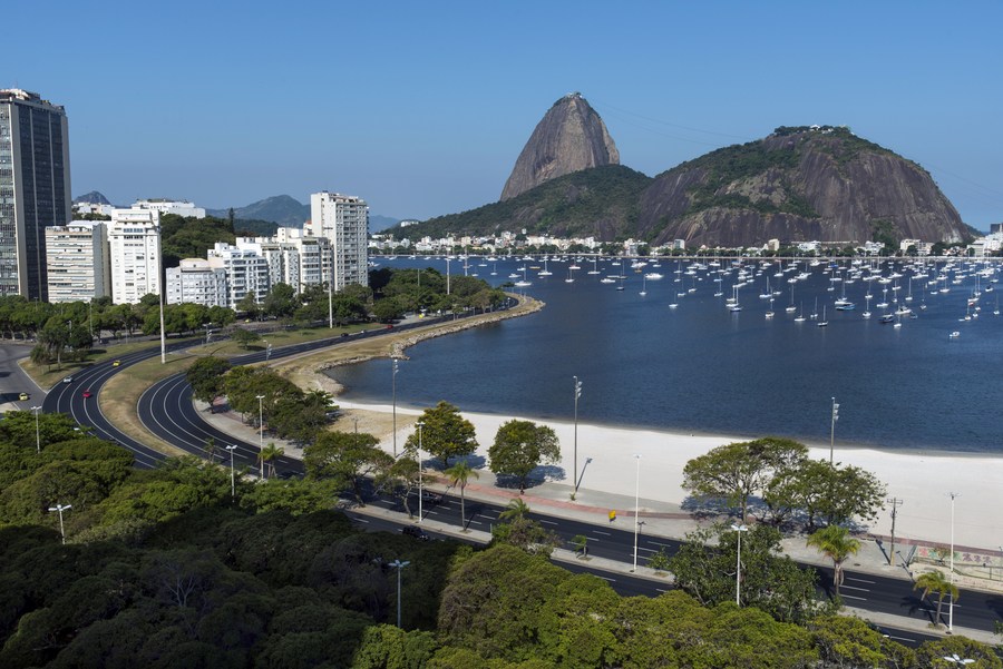 Imagen del 26 de marzo de 2021 de la playa de Botafogo, en Río de Janeiro, Brasil. (Xinhua/Luciana Whitaker) 