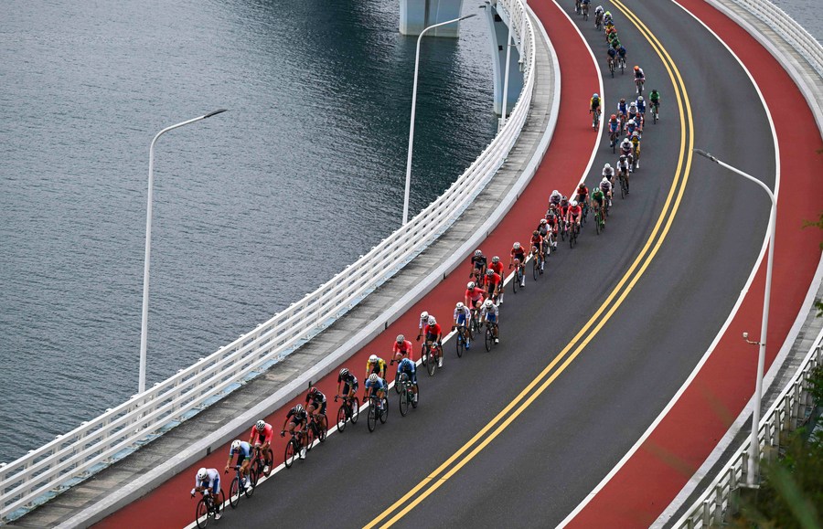 Atletas compiten durante la Carrera Masculina de Ciclismo de Ruta en los XIX Juegos Asiáticos, en el distrito de Chun'an, en la provincia de Zhejiang, en el este de China, el 5 de octubre de 2023. (Xinhua/Hu Huhu)
