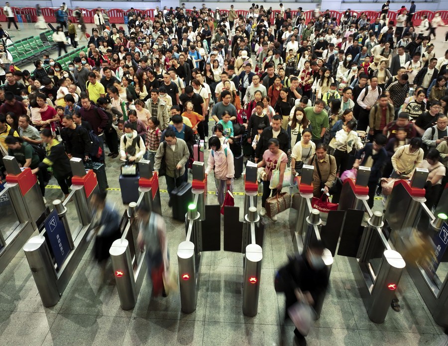 Vista aérea del 5 de octubre de 2023 de viajeros atravesando puertas de enlace automatizadas en la sala de salidas de la Estación Este de Hengyang, en Hengyang, en la provincia de Hunan, en el centro de China. (Xinhua/Cao Zhengping)