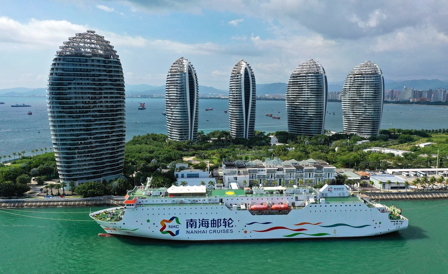 Fotografía aérea de un crucero en un puerto de Sanya, en la provincia meridional china de Hainan, el 1 de octubre de 2023. (Xinhua/Guo Cheng)