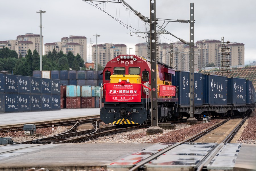 El primer tren de carga de la ruta ferroviaria Shanghai-Kunming/Lancang-Mekong sale de la estación Wangjiaying Oeste en Kunming, capital de la provincia suroccidental china de Yunnan, el 8 de octubre de 2023. (Xinhua/Hu Chao)