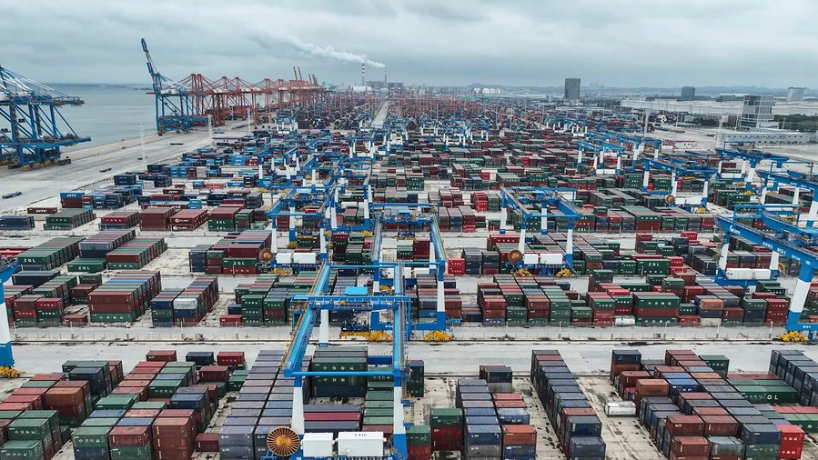 La foto aérea, tomada el 2 de octubre de 2023, muestra una zona de almacenamiento de contenedores en el puerto de Qinzhou, en la región autónoma de la etnia zhuang de Guangxi, en el sur de China. (Xinhua/Zhang Ailin)