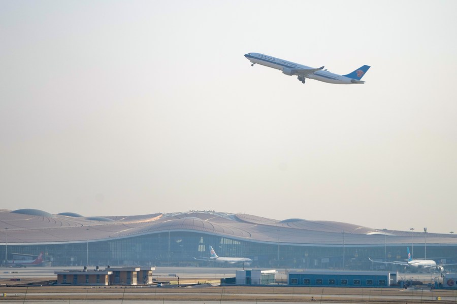 El vuelo CZ309 de la aerolínea China Southern Airline con destino a Hong Kong, en el sur de China, despega del Aeropuerto Internacional Daxing de Beijing en la capital china, el 17 de enero de 2023. (Xinhua/Ju Huanzong)