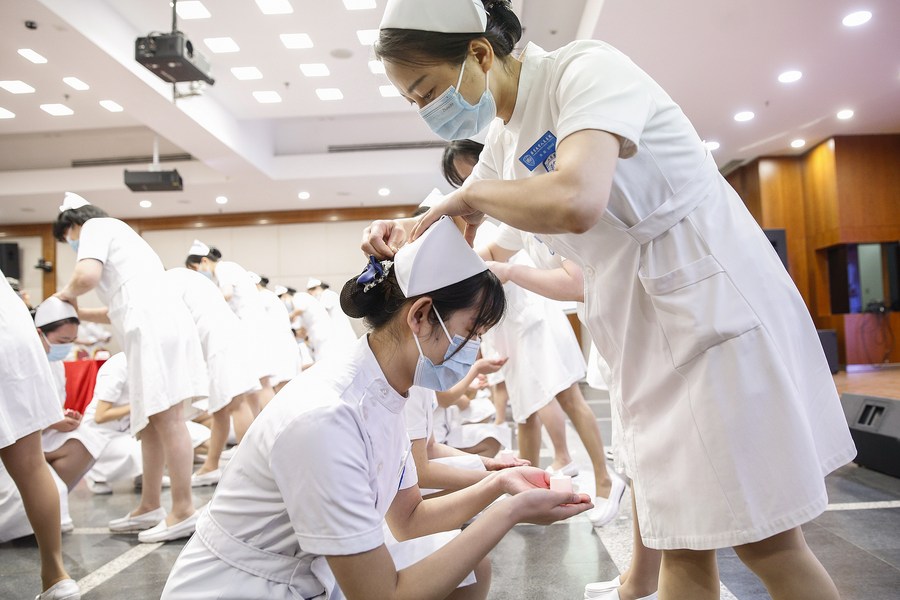 Imagen de archivo del 26 de abril de 2020 de enfermeras recién reclutadas asistiendo una ceremonia de iniciación en el Hospital Popular de la Universidad de Peking en Beijing, capital de China. (Xinhua/Zhang Yuwei)