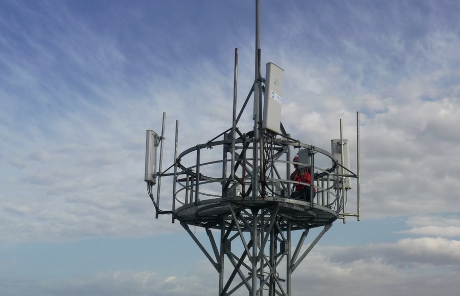 En esta foto de archivo se aprecia a un operario mientras instala equipos en una estación base 5G en la región autónoma uygur de Xinjiang, al noroeste de China. (Xinhua)