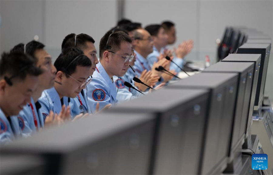 Nave espacial tripulada china Shenzhou-17 se acopla con combinación de estación espacial