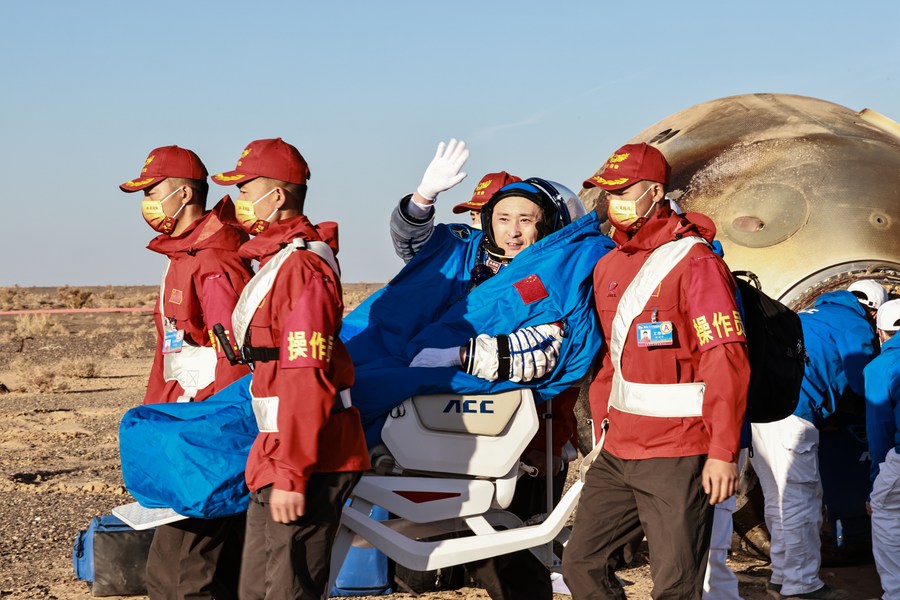 El astronauta Zhu Yangzhu sale de la cápsula de retorno de la nave espacial tripulada Shenzhou-16 en el lugar de aterrizaje de Dongfeng, en la región autónoma de Mongolia Interior, en el norte de China, el 31 de octubre de 2023. (Xinhua/Li Gang)