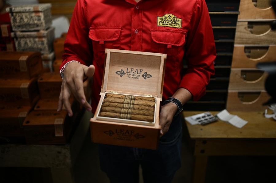 Imagen del 8 de mayo de 2023 de un trabajador mostrando cigarrillos enrollados a mano en una fábrica en Danli, Honduras. Honduras es uno de los principales países productores de cigarros del mundo. (Xinhua/Xin Yuewei)