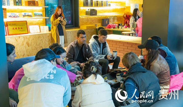 Delegación de periodistas de Europa y Asia visita la aldea Gaozhai en Guiyang