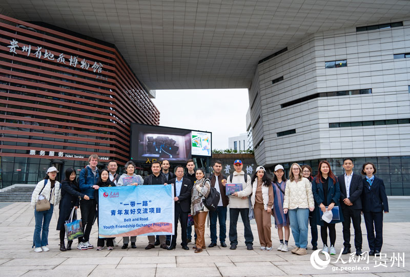 Periodistas de Europa y Asia visitan el Museo Geológico de Guizhou