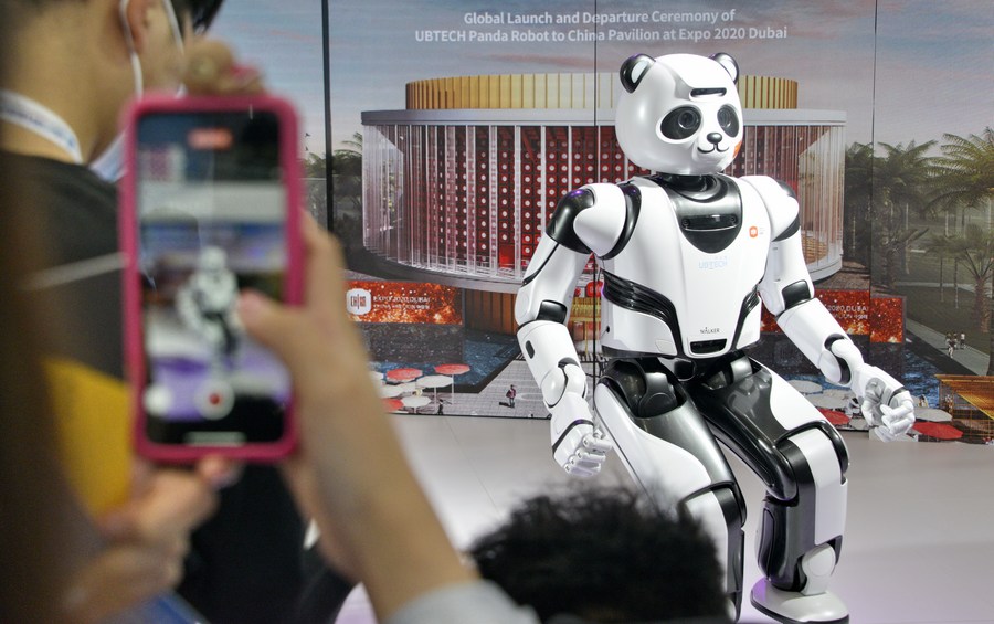 Un visitante toma una fotografía de un robot en forma de oso panda durante la Conferencia Mundial de Robots 2021 en Beijing, capital de China, el 10 de septiembre de 2021. (Xinhua/Li Xin)