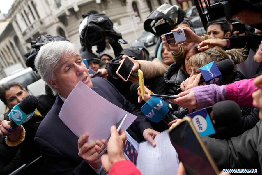 MONTEVIDEO, 3 noviembre, 2023 (Xinhua) -- El excanciller uruguayo, Francisco Bustillo (i-frente), habla con representantes de los medios de comunicación al retirarse de la sede de la Fiscalía, en la Ciudad Vieja, en Montevideo, capital de Uruguay, el 3 de noviembre de 2023. Bustillo quien renunció el miércoles tras filtrarse unos audios comprometedores en el caso de la expedición del pasaporte a un narcotraficante, negó el viernes su responsabilidad al declarar como indagado ante la Fiscalía. (Xinhua/Nicolás Celaya)