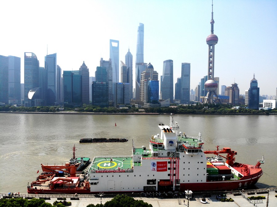 Vista aérea del 12 de julio de 2023 del Xuelong 2 atracando en un puerto, en Shanghai, en el este de China. (Xinhua/Zhang Jiansong)