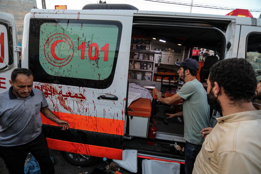 Personas revisan una ambulancia después de que un avión de combate israelí atacara a ambulancias en una puerta del Complejo Médico Shifa, en la Ciudad de Gaza, el 3 de noviembre de 2023. (Xinhua) 