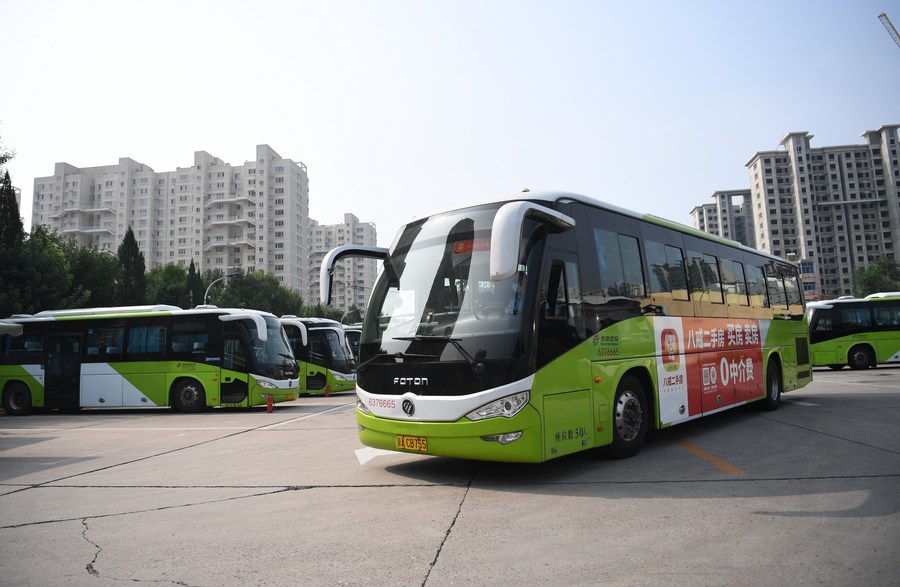 Un autobús sale de la estación terminal de la línea 838 en Zhuozhou, ciudad de la provincia norteña china de Hebei, el 9 de agosto de 2023. (Xinhua/Zhu Xudong)