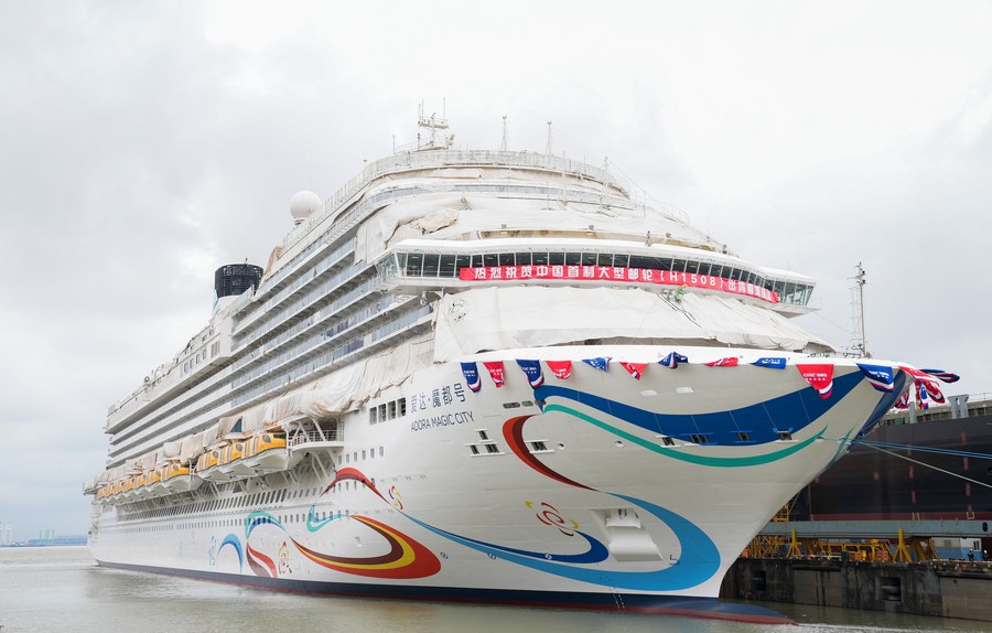 La foto, tomada el 6 de junio de 2023, muestra el primer gran crucero construido enteramente por China, el "Adora Magic City", en Shanghai, en el este del país. (Xinhua/Ding Ting)