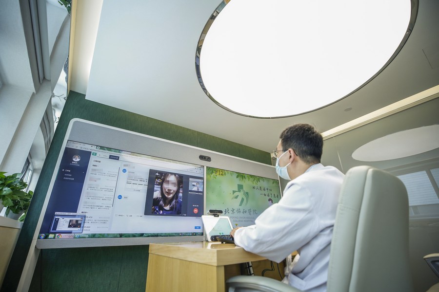 Imagen de archivo del endocrinólogo Zhang Huabing brindando servicios de diagnóstico y tratamiento para pacientes a través de un videoenlace en el Hospital del Colegio Médico de la Unión de Peking en Beijing, China, el 25 de mayo de 2020. (Xinhua/Zhang Yuwei)