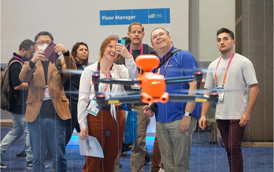 Imagen del 6 de enero de 2023 de personas observando un dron en el área de exposición de la empresa china Autel Robotics durante el Consumer Electronics Show (CES) 2023, en Las Vegas, Estados Unidos. (Xinhua/Zeng Hui)