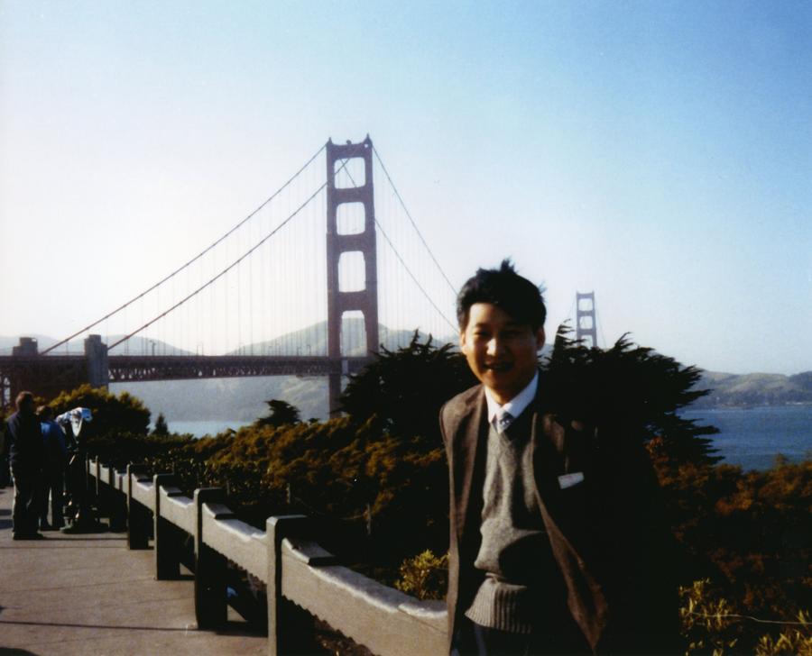 Foto de archivo tomada en 1985 muestra a Xi Jinping de visita en San Francisco, Estados Unidos. (Xinhua)