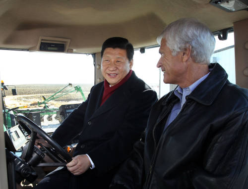 Xi Jinping (i), conversa con el agricultor Rick Kimberley mientras están sentados en la cabina de un tractor, en Des Moines, Iowa, Estados Unidos, el 16 de febrero de 2012. (Xinhua/Lan Hongguang) 