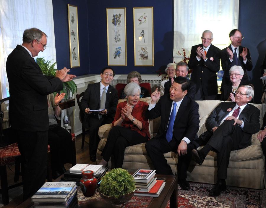 Xi Jinping (2-d-frente) conversa con Thomas Dvorchak (1-i) el 15 de febrero de 2012. (Xinhua/Liu Jiansheng)