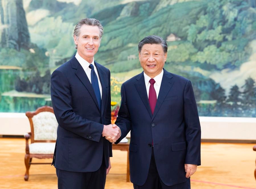 Xi Jinping se reúne con Gavin Newsom, gobernador del estado estadounidense de California, en el Gran Palacio del Pueblo, en Beijing, capital de China, el 25 de octubre de 2023. (Xinhua/Huang Jingwen) 