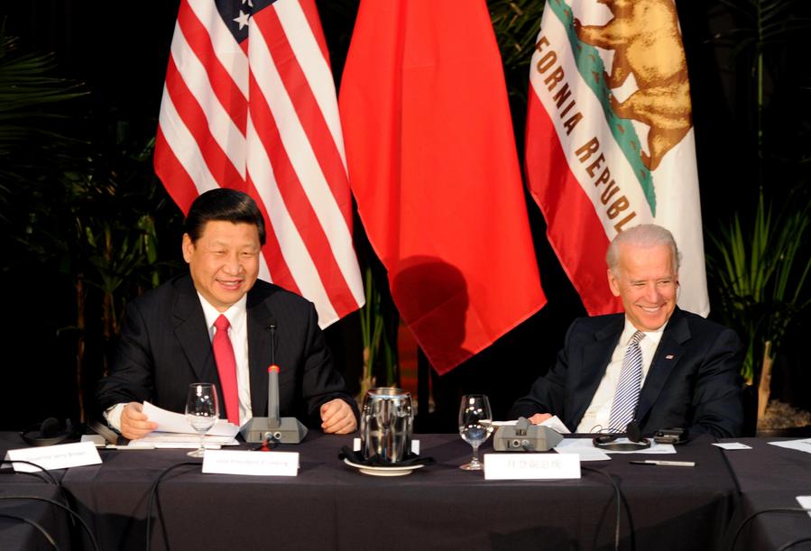 Xi Jinping (i) y Joe Biden sonríen mientras se reúnen con gobernadores de provincias chinas y estados estadounidenses en Los Ángeles, Estados Unidos, el 17 de febrero de 2012. (Xinhua/Xie Huanchi)
