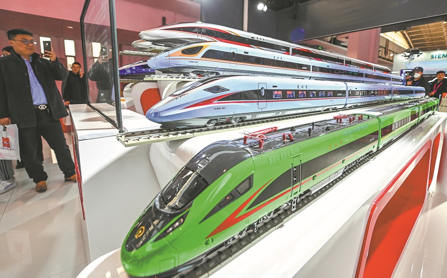 Los visitantes examinan modelos de la serie Fuxing de trenes de alta velocidad en Modern Railways 2023, una exposición de las últimas tecnologías ferroviarias, en Beijing el martes. La exposición, en la que participaron unas 400 empresas de 14 países y regiones, incluyó foros sobre temas como la digitalización y la logística. BAO GANSHENG/CHINA DAILY