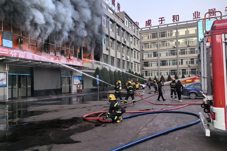 Bomberos se esfuerzan por apagar el incendio en un edificio de una empresa minera de carbón en la ciudad de Lyuliang, en la provincia septentrional china de Shanxi, el 16 de noviembre de 2023. (Xinhua)