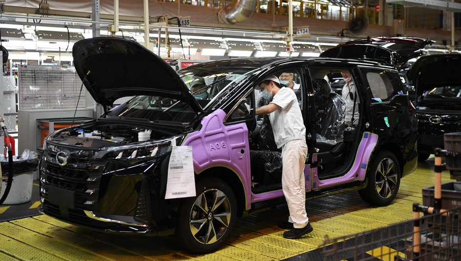 Personas trabajan en un taller de GAC Motor, en Guangzhou, en la provincia de Guangdong, en el sur de China, el 20 de marzo de 2023. (Xinhua/Deng Hua)