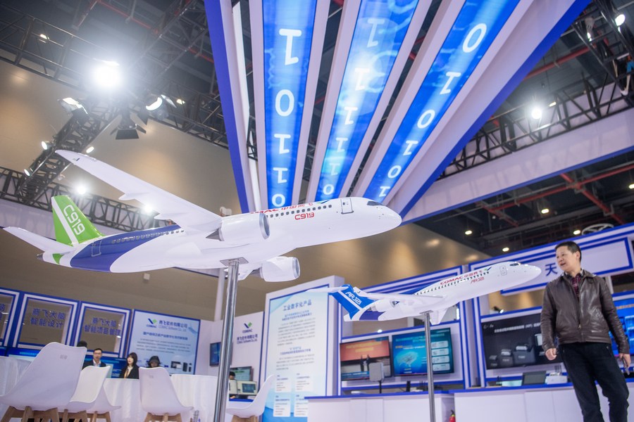 Personas visitan una exhibición de éxitos innovadores durante la Conferencia 5G + Internet Industrial de China 2023, en la provincia central de Hubei, el 20 de noviembre de 2023. (Xinhua/Wu Zhizun)