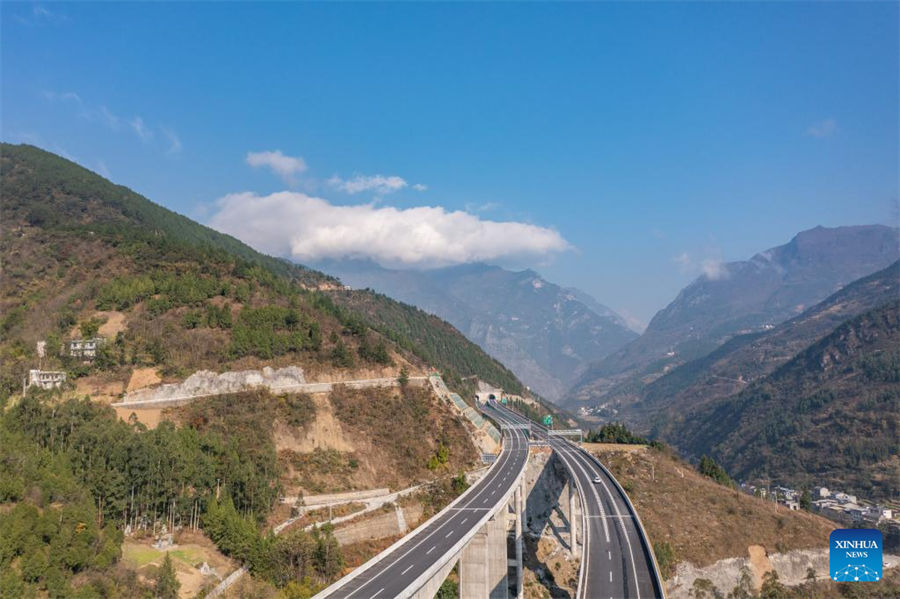 Inauguran una autopista con múltiples túneles y puentes en Chongqing