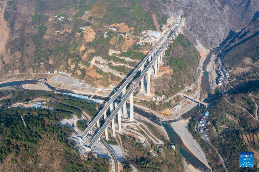 Inauguran una autopista con múltiples túneles y puentes en Chongqing