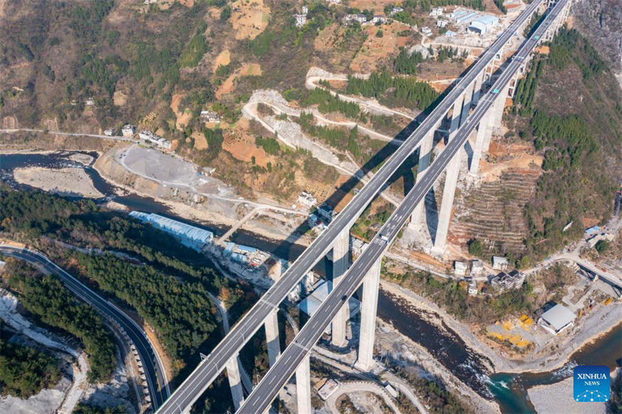 Inauguran una autopista con múltiples túneles y puentes en Chongqing