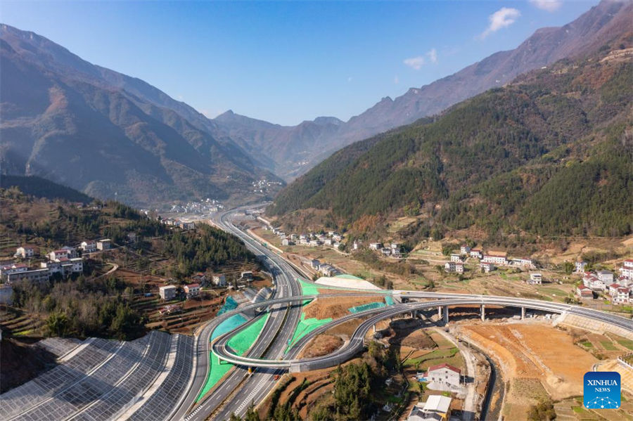 Inauguran una autopista con múltiples túneles y puentes en Chongqing