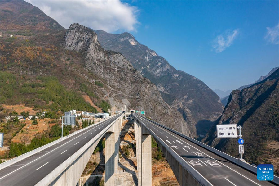 Inauguran una autopista con múltiples túneles y puentes en Chongqing