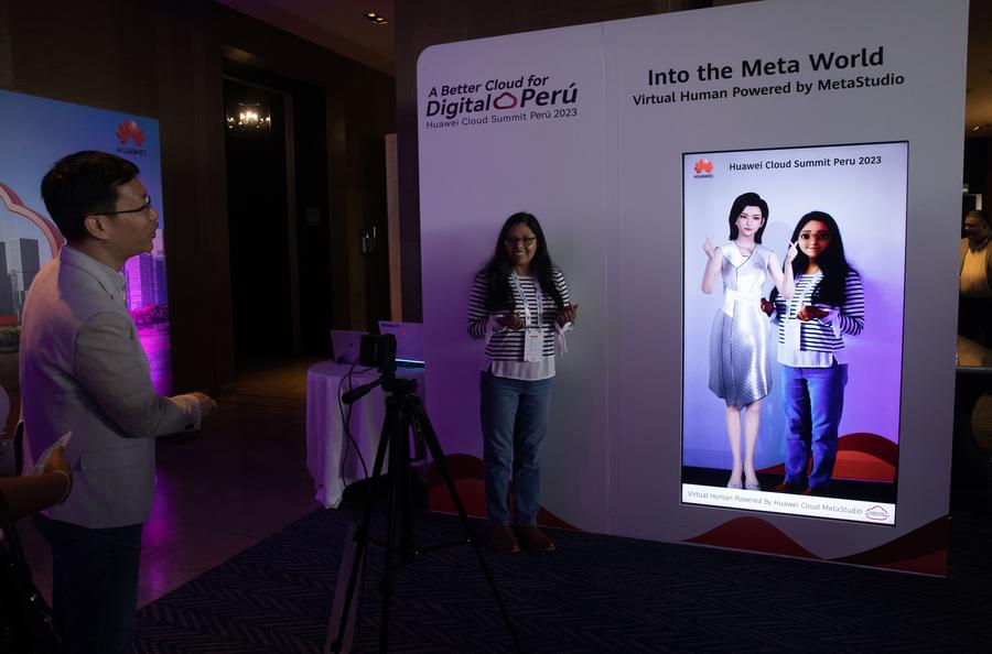 Imagen del 4 de diciembre de 2023 de personas asistiendo al evento "Huawei Cloud Summit Perú", en el Hotel Westin, en Lima, Perú.  (Xinhua/Mariana Bazo) 