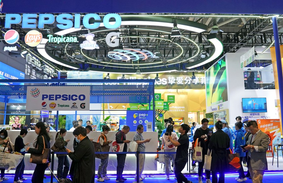 Imagen del 8 de noviembre de 2023 de visitantes formándose en el estand de PepsiCo en la VI Exposición Internacional de Importaciones de China (CIIE, por sus siglas en inglés), en Shanghai, en el este de China. (Xinhua/Liu Ying)