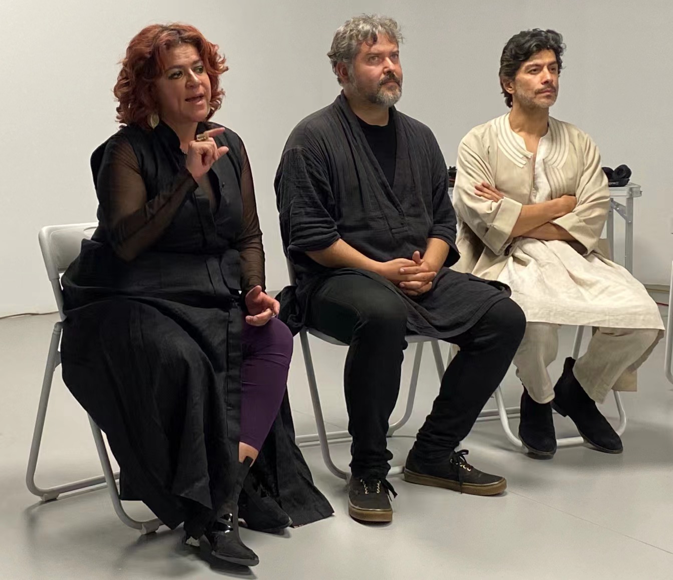 La directora Carmen Gil Vrolijk, el músico Camilo Giraldo y el cantante Juan Carlos Echeverry, conversan con el público después de la presentación de “Hybris”, espectáculo de "La Quinta del Lobo" en el Centro Multimedia del Teatro de Arte de Títeres de China, Beijing, 6 de diciembre del 2023. (Foto: Wu Sixuan/Diario del Pueblo digital)