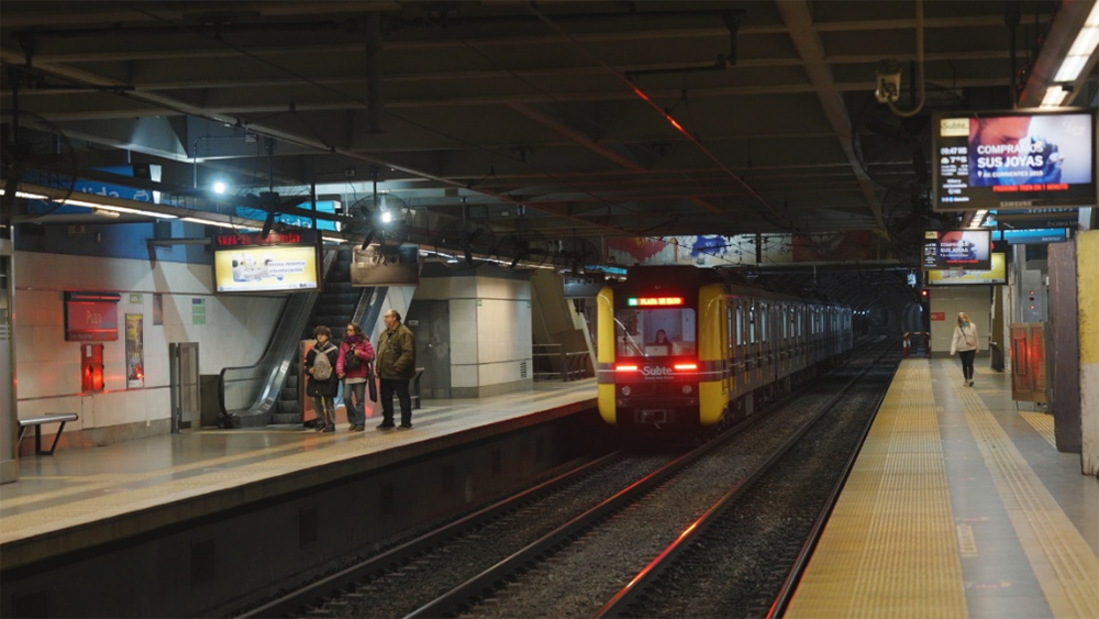 Pasajeros de Buenos Aires disfrutan los trenes "Hechos en China"