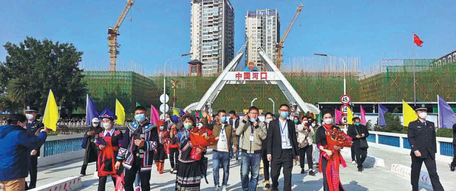 Viajeros entrantes cruzan el puente del río Nanxi China-Vietnam en el puerto de Hekou, provincia de Yunnan, el domingo. El puerto es el más grande de Yunnan, en la frontera con Vietnam. (Foto: Li Xiaopei/ China Daily)