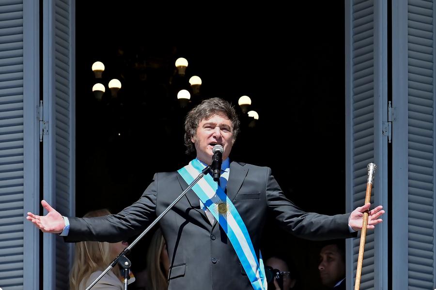 El presidente argentino, Javier Milei, saluda desde un balcón de la Casa Rosada a las personas en la Plaza de Mayo, en la ciudad de Buenos Aires, capital de Argentina, el 10 de diciembre de 2023. El nuevo presidente de Argentina, Javier Milei, convocó el domingo a abrir una "nueva era" en el país sudamericano, en su primer discurso como mandatario. (Xinhua/German Adrasti)