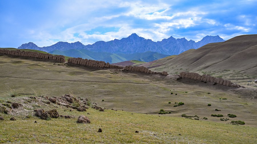 Vista parcial de un tramo de la Gran Muralla, en el distrito autónomo tibetano de Tianzhu, en Wuwei, jurisdicción de la provincia de Gansu, noroeste de China. (Xinhua/Chen Zhonghao)