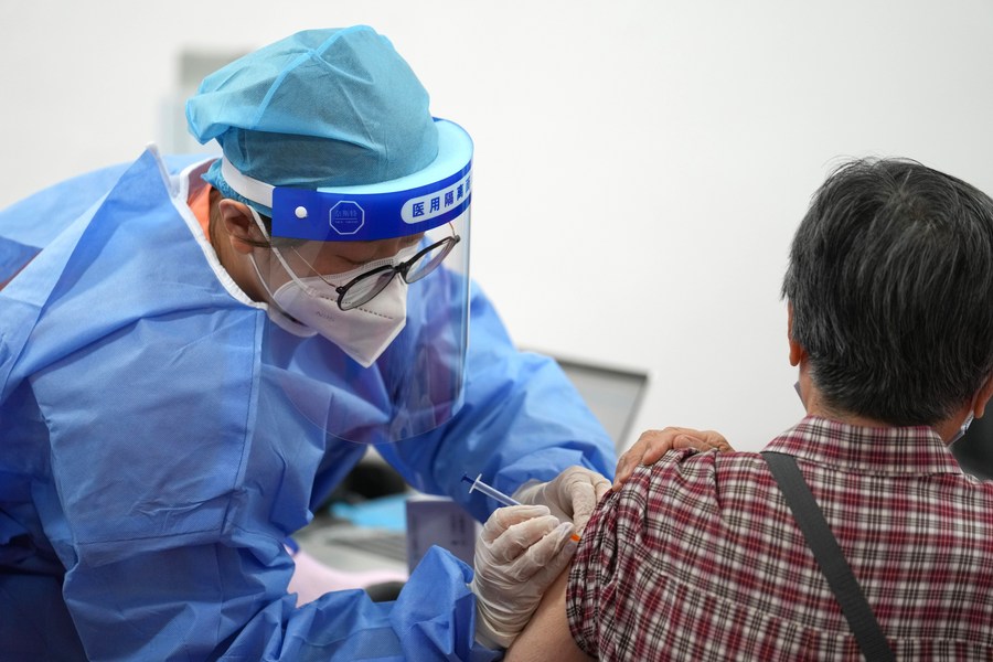 Una enfermera inyecta una dosis de refuerzo de la vacuna contra la COVID-19 a una mujer en un centro de salud del distrito de Chaoyang, en Beijing, la capital de China, el 13 de julio de 2022. (Xinhua/Ju Huanzong)