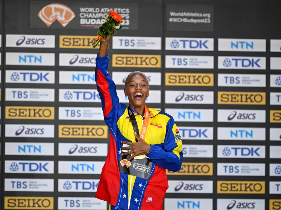 Imagen del 26 de agosto de 2023 de la medallista de oro, Yulimar Rojas, de Venezuela, festejando durante la ceremonia de premiación del salto triple femenino del Campeonato del Mundo de Atletismo de Budapest 2023, en Budapest, Hungría. (Xinhua/Song Yanhua)
