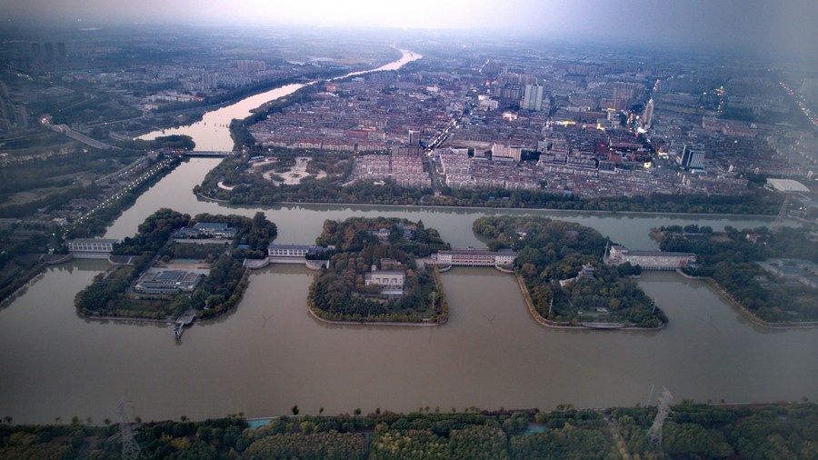 Panorámica aérea, captada el 30 de octubre de 2023, muestra el megaproyecto de conservación de agua de Jiangdu sobre la ruta oriental del Proyecto de Trasvase de Agua Sur-Norte, en Yangzhou, ciudad de la provincia oriental china de Jiangsu. (Xinhua/Liu Shiping)