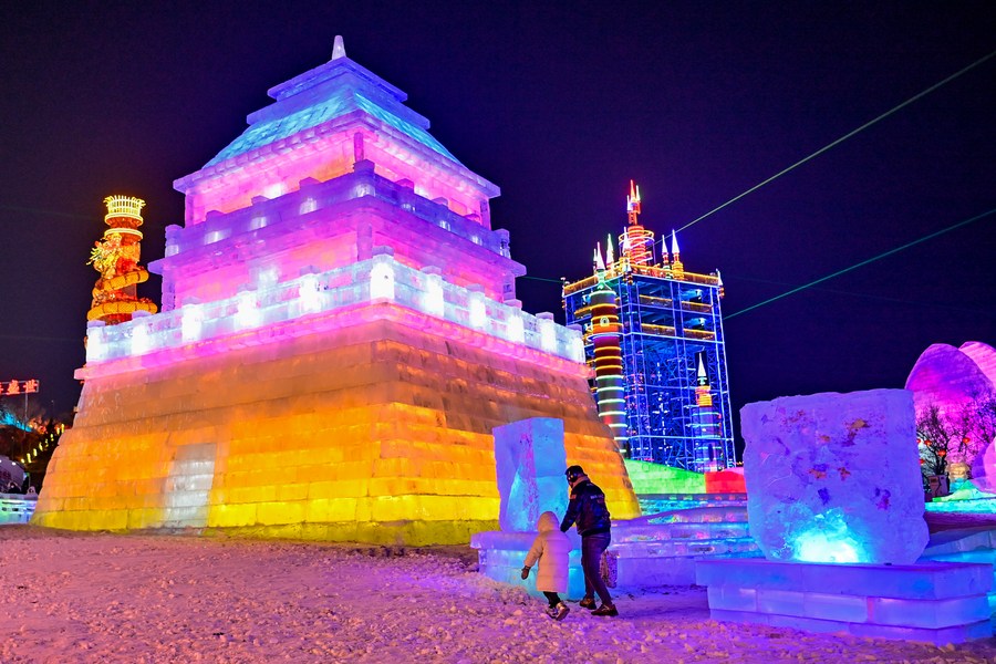 Turistas visitan el Nuevo Mundo de Hielo y Nieve de Changchun, en la provincia nororiental china de Jilin, el 12 de diciembre de 2023. La edición número 27 del Festival de Hielo y Nieve de Changchun abrió sus puertas al público el mismo día. (Xinhua/Yan Linyun)