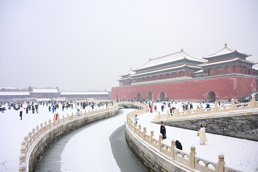 Turistas visitan el Museo del Palacio cubierto de nieve en Beijing, la capital china, el 13 de diciembre de 2023. (Xinhua/Li Xin)