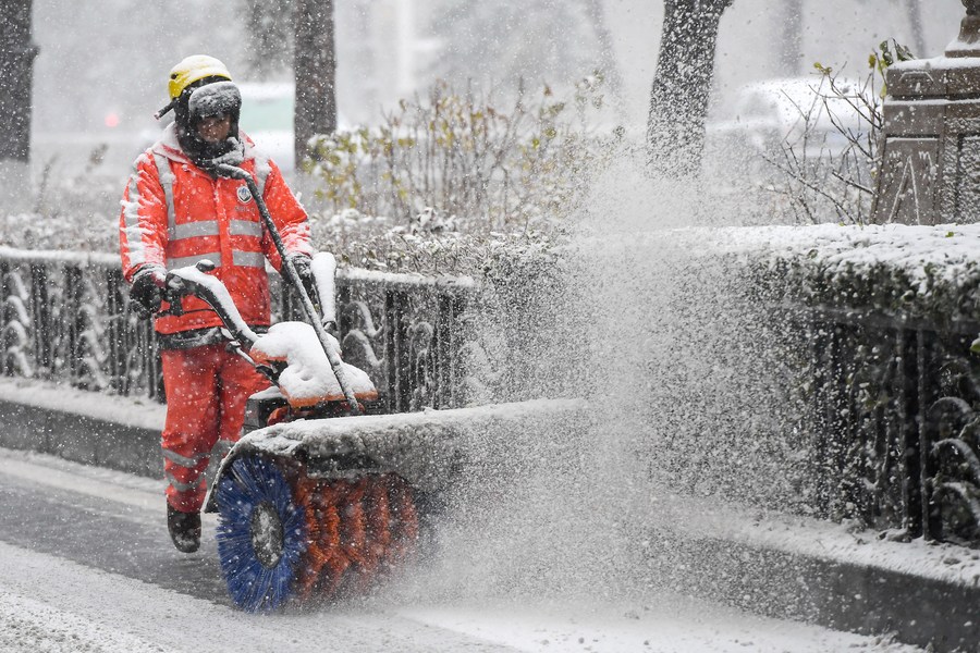 Un trabajador sanitario opera un soplador de nieve para limpiar la nieve en una calle, en Changchun, en la provincia de Jilin, en el noreste de China, el 6 de noviembre de 2023. (Xinhua/Zhang Nan)